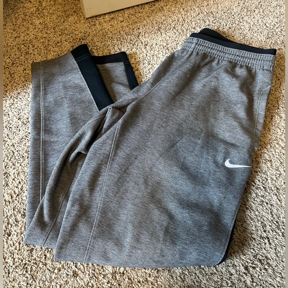 Nike Men’s Athletic Sweatpants Basketball - Picture 2 of 2